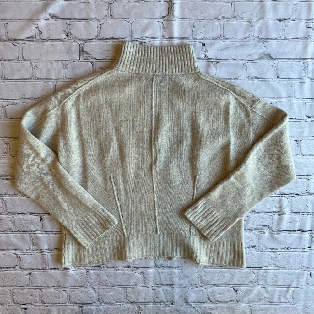 Saks Fifth Avenue 100% Cashmere Sweater Womens Large Gray Neural Quiet Luxury - Picture 6 of 16